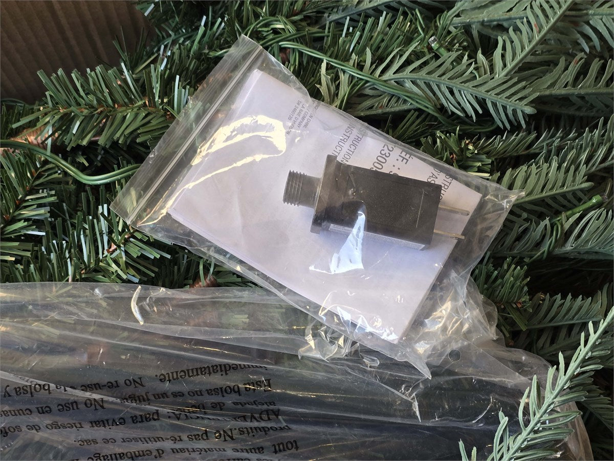 GLUCKSTEIN HOME 9' PRE-LIT CHRISTMAS TREE